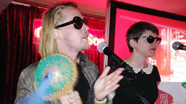 Banda de Macaulay Culkin, que mistura Velvet Underground e pizza, começa turnê SOLD OUT pela Inglaterra