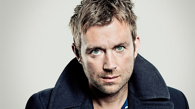 Damon Albarn para em um pub londrino e canta Blur