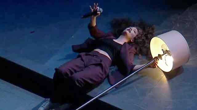 Possuída, Lorde dança, deita e rola com um abajur no Canadá