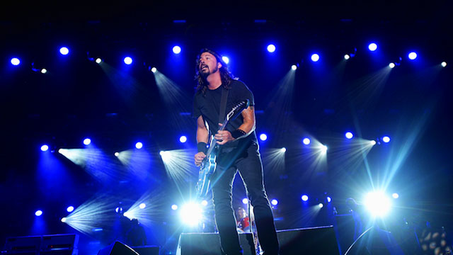 Foo Fighters, enquanto banda de bar, toca de Van Halen a Queen em festival