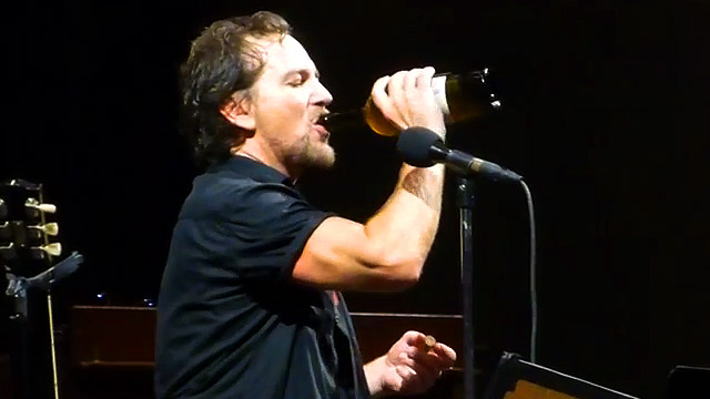 Pearl Jam toca música nova e disco velho em show
