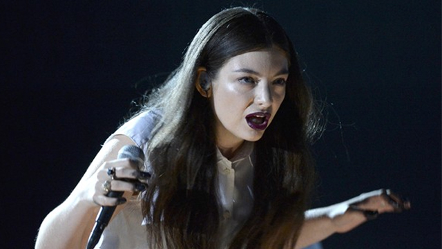 Lorde, 18 anos, fazendo cover de Kings of Leon aos 12. E &#8220;sofrendo&#8221; mashup com MIA