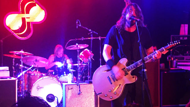 Em Los Angeles: Foo Fighters faz show com uma pequena ajuda dos amigos