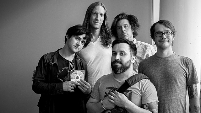 Olha só quem apareceu: Conor Oberst libera disco novo com o seu punk Desaparecidos