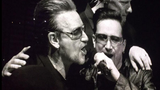U2 assiste apresentação do U2 em Toronto. Mas hein?