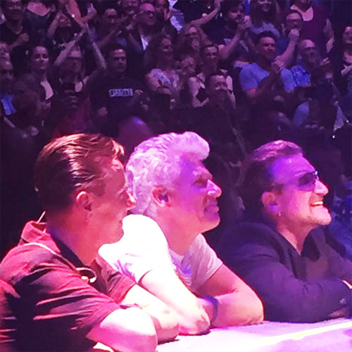 Logo depois, Bono se juntou aos seus companheiros para ver o outro Bono