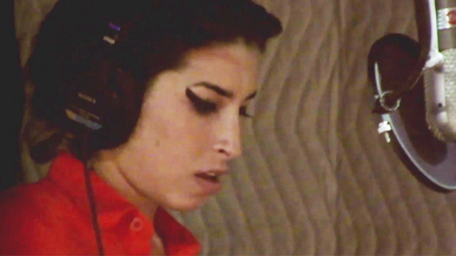 Pow. Veja trecho do filme da Amy Winehouse em que ela canta &#8220;Back to Black&#8221;