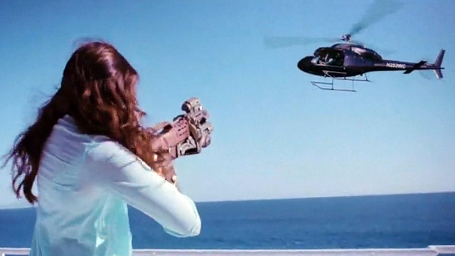 Na beira da praia, Lana Del Rey sofre, é vigiada e&#8230; se vinga