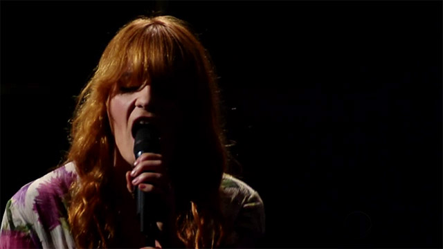 Treinando para o show no Brasil, Florence sussurra música nova na TV