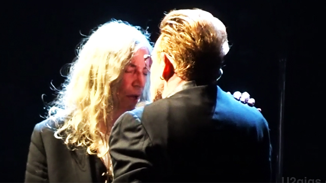 U2 has the power. Apareceu uma Patti Smith para cantar com o Bono ontem em Londres