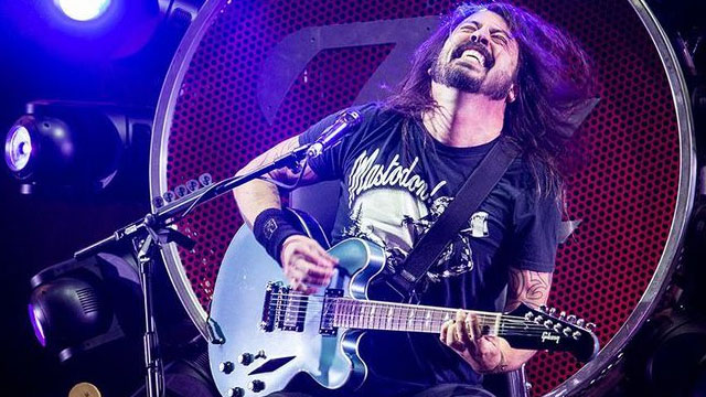 About last night: Foo Fighters paga promessa na Itália