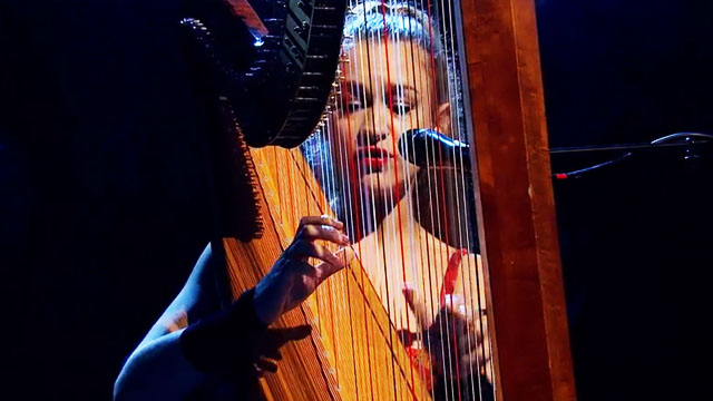 Ficou bonito na TV: a deslumbrante Joanna Newson e sua harpa encantadora