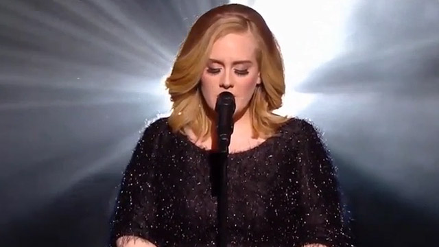 Adele faz primeira apresentação ao vivo em dois anos e canta novo single na França