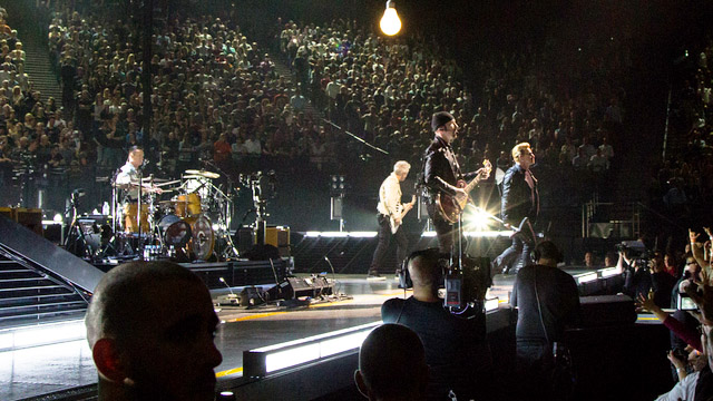 Xiii, Bono. Arquivo bruto de show do U2 em Paris vaza sem permissão da banda