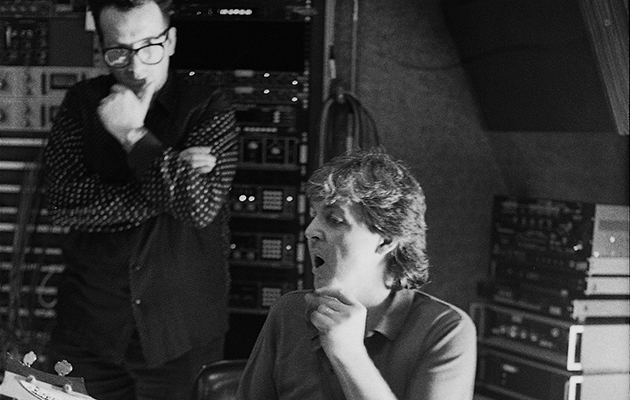 Macca e Costello durante as gravações do disco, em 1988
