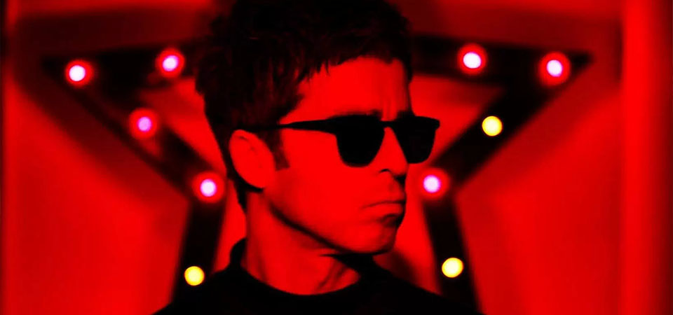 Com músicas inéditas e versões remixadas, Noel Gallagher lança o EP &#8220;Black Star Dancing&#8221;