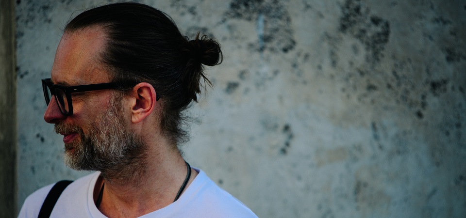 Thom Yorke com o pé na música clássica: ouça as novas &#8220;Don&#8217;t Fear the Light&#8221; e &#8220;Gawpers&#8221;