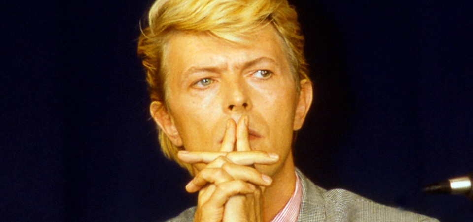 David Bowie está vivo, entre nós, e fazendo 73 anos hoje. E com gravação nova