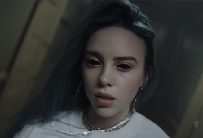 Billie Eilish aparece de mãos dadas com vocalista do The