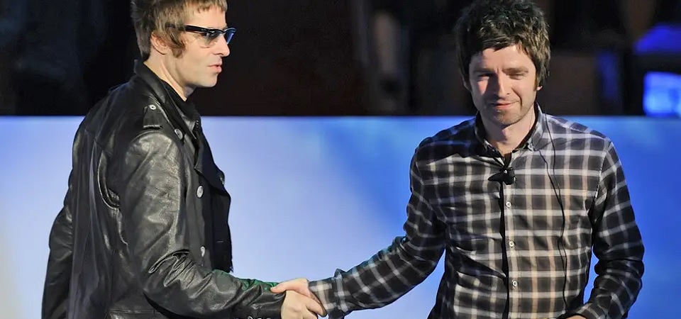 A briguinha de 5ª série que a gente adora: Noel e Liam Gallagher mostram músicas novas, praticamente ao mesmo tempo