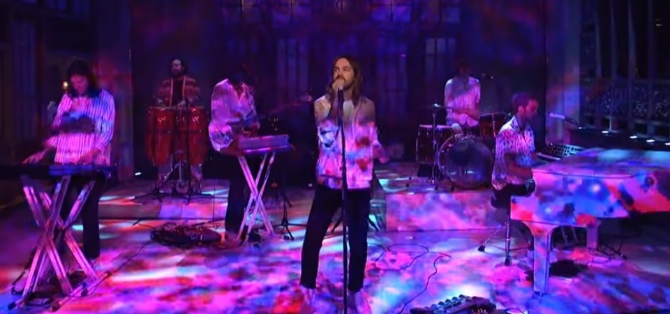 Tame Impala faz sua estreia no Saturday Night Live, toca a nova &#8220;Patience&#8221; pela primeira vez, e revela até uma música inédita