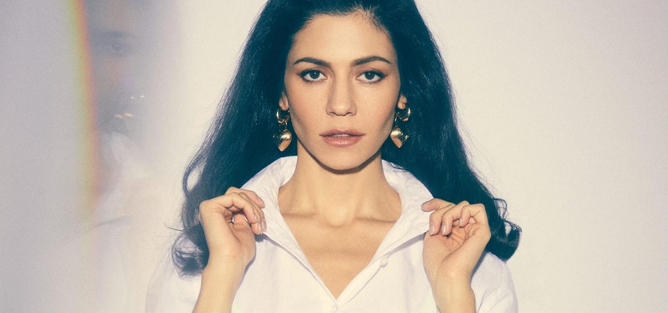 Marina, sem o the Diamonds, inicia novo ciclo na carreira e lança &#8220;LOVE&#8221;, primeira parte de um disco duplo