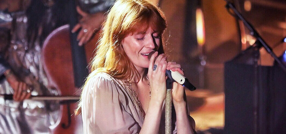 No Arizona, Florence mostra a sua nova música para Game Of Thrones pela primeira vez ao vivo