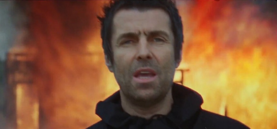 Explosões, protestos, caos e o Liam Gallagher andando. Saiu o vídeo da ótima &#8220;Shockwave&#8221;