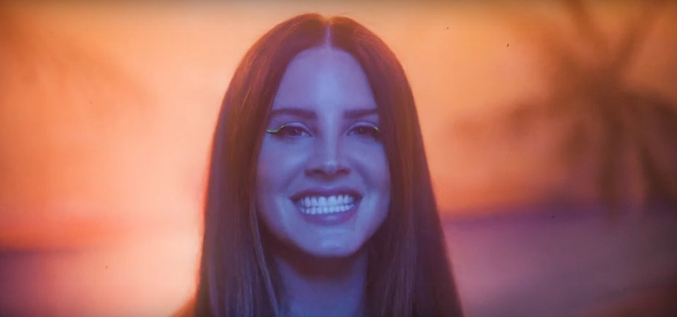 Linda toda vida, Lana Del Rey sorri, surfa e até mostra o bumbum (!) em vídeo para as novas &#8220;Fuck It I Love You&#8221; e &#8220;The Greatest&#8221;