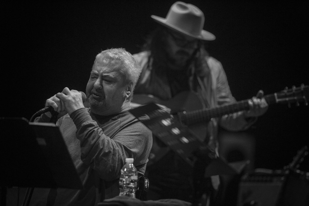 Johnston e Jeff em show realizado em Chicago, em outubro de 2017, um dos últimos do cantor. Foto: Zoran Orlic