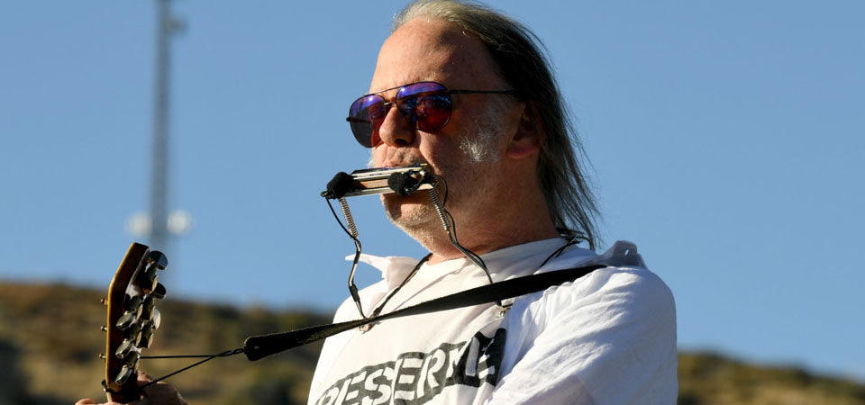 Neil Young lança novo single e canta raridade após mais de quatro décadas em show beneficente na Califórnia
