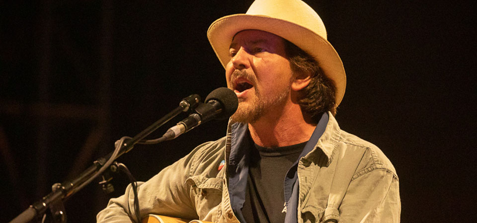 Em seu próprio festival, Eddie Vedder toca Daniel Johnston e divide o palco com The Strokes e Red Hot Chili Peppers