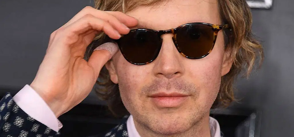 Oba! Beck solta duas músicas e anuncia data de lançamento de seu novo disco, que terá participações de Chris Martin e Sky Ferreira