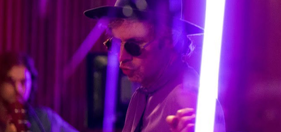 Beck invade a casa do Prince e grava EP especial para a Amazon. Cantando Prince, inclusive