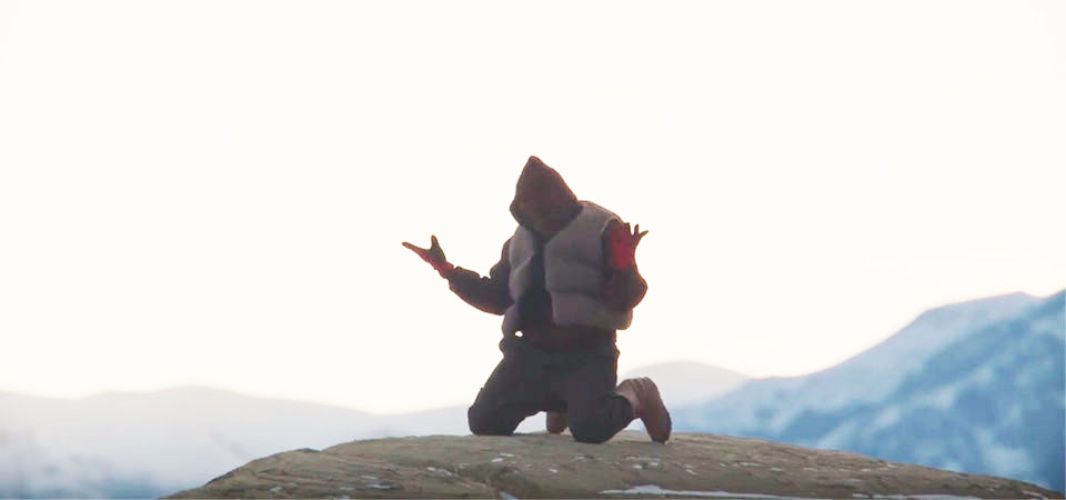 Kanye West leva a família para pregar no deserto de pedras, em novo vídeo