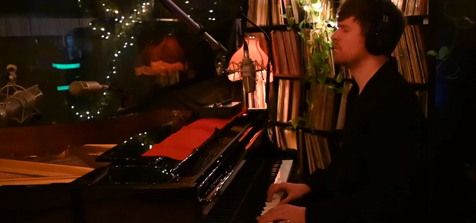 Versões de partir o coração: James Blake faz a Billie Eilish ao piano; Destroyer presta homenagem ao Lou Reed no Brooklyn