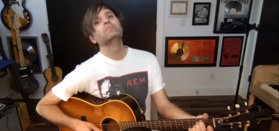 Tocando em casa: Ben Gibbard faz session para a internet e canta Death Cab For Cutie, The Postal Service e até Radiohead