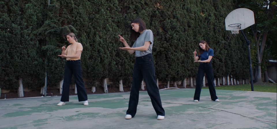Com dancinha cool em uma quadra de basquete, meninas do HAIM mostram a nova &#8220;I Know Alone&#8221;