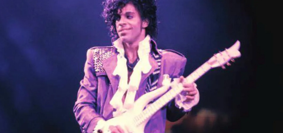 Prince &#8220;entra&#8221; no mundo das lives e divulga show histórico de 1985. A exibição termina no último minuto deste domingo