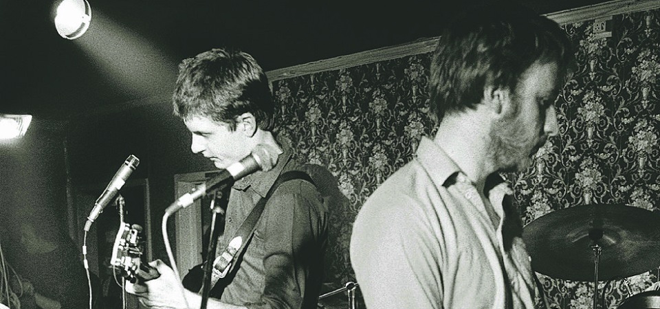 No aniversário de 40 anos da morte de Ian Curtis, eterna voz do Joy Division recebe homenagens de Peter Hook e Mark Lanegan