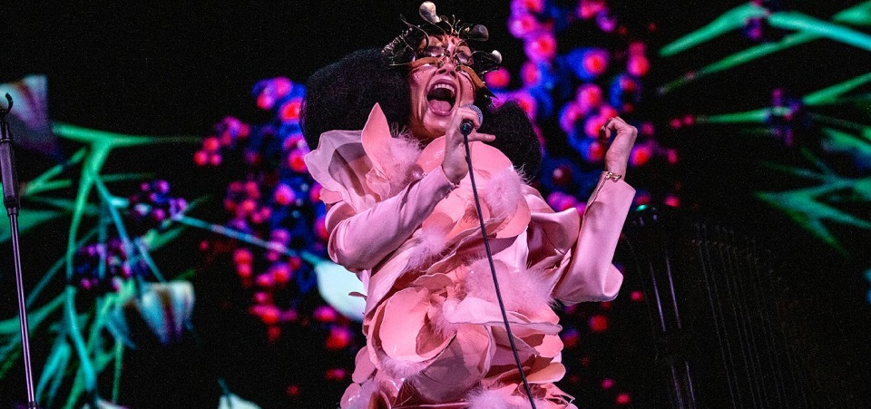 Björk anuncia três shows na Islândia, no mês de agosto, com público e tudo. Lá, a pandemia praticamente não existe mais