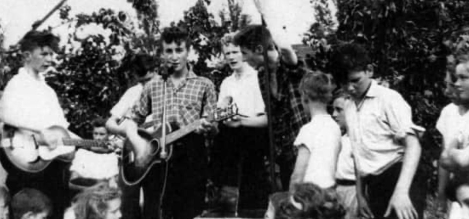 Há 63 anos, Paul McCartney conhecia John Lennon e o ensinava a afinar a guitarra