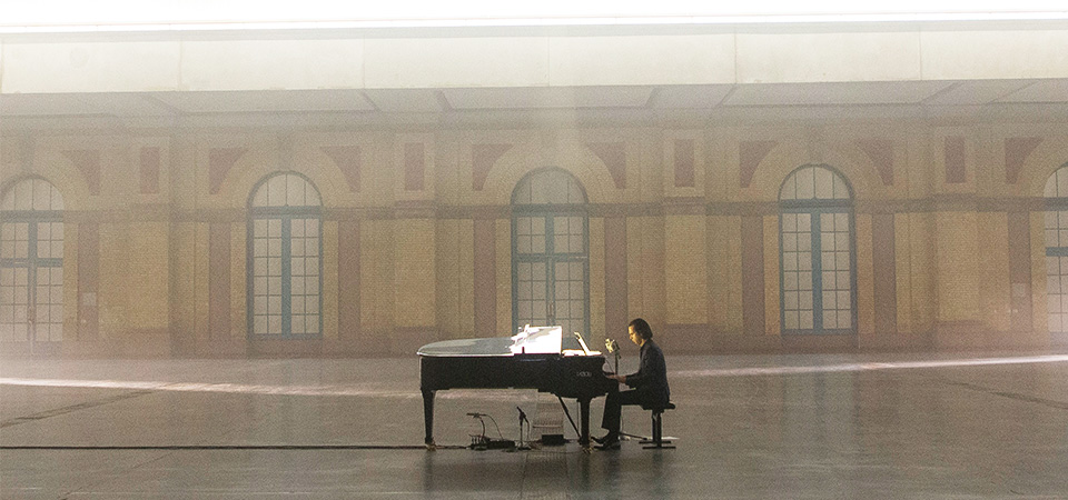 Nick Cave vem aí com seu piano, ao vivo para o mundo. E para ser visto uma vez só e acabou, tipo um&#8230; show
