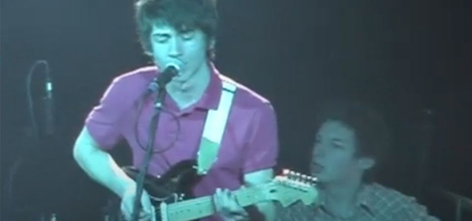 Help! Arctic Monkeys rifa guitarra histórica para salvar as casas de shows da Inglaterra