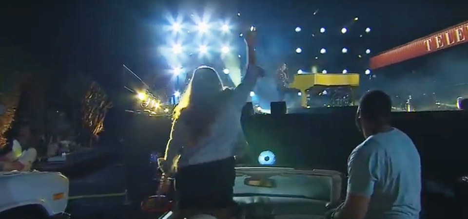 Bibiiiiiii!!! Alicia Keys toca em drive-in para o James Corden