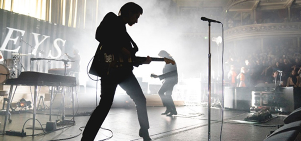 Arctic Monkeys reaparece com disco ao vivo, pelas criancinhas da guerra