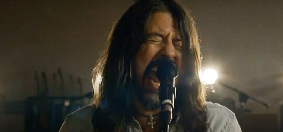 Foo Fighters leva sua &#8220;Shame Shame&#8221; ao programa do Colbert em vídeo melhor que o oficial