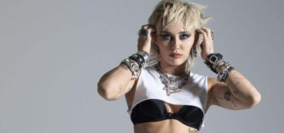 WTF, Miley querida? A sexta é de &#8220;Plastic Hearts&#8221;, disco novo dela que embute as ótimas covers de Cranberries e Blondie