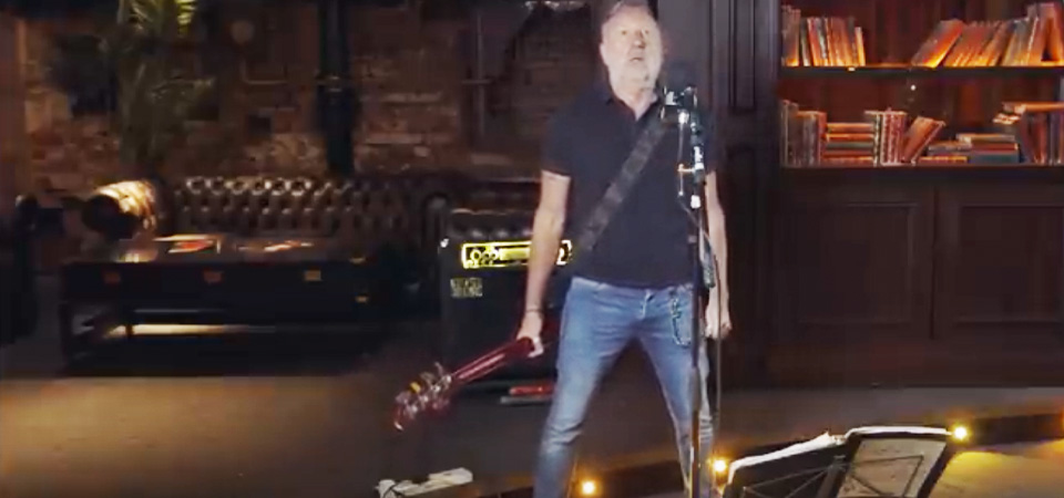 Melhor que New Order? Peter Hook refaz em live de quarentena a perfeita &#8220;Perfect Kiss&#8221;
