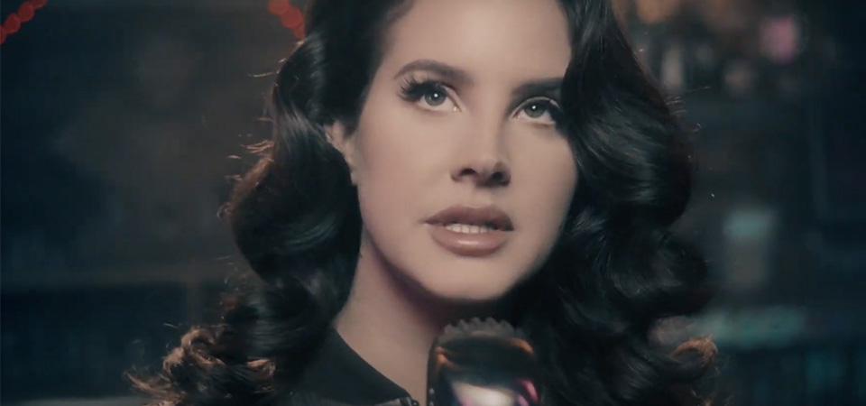 Lana Del Rey volta à TV, com vídeo gravado em bar, querendo amar como uma mulher